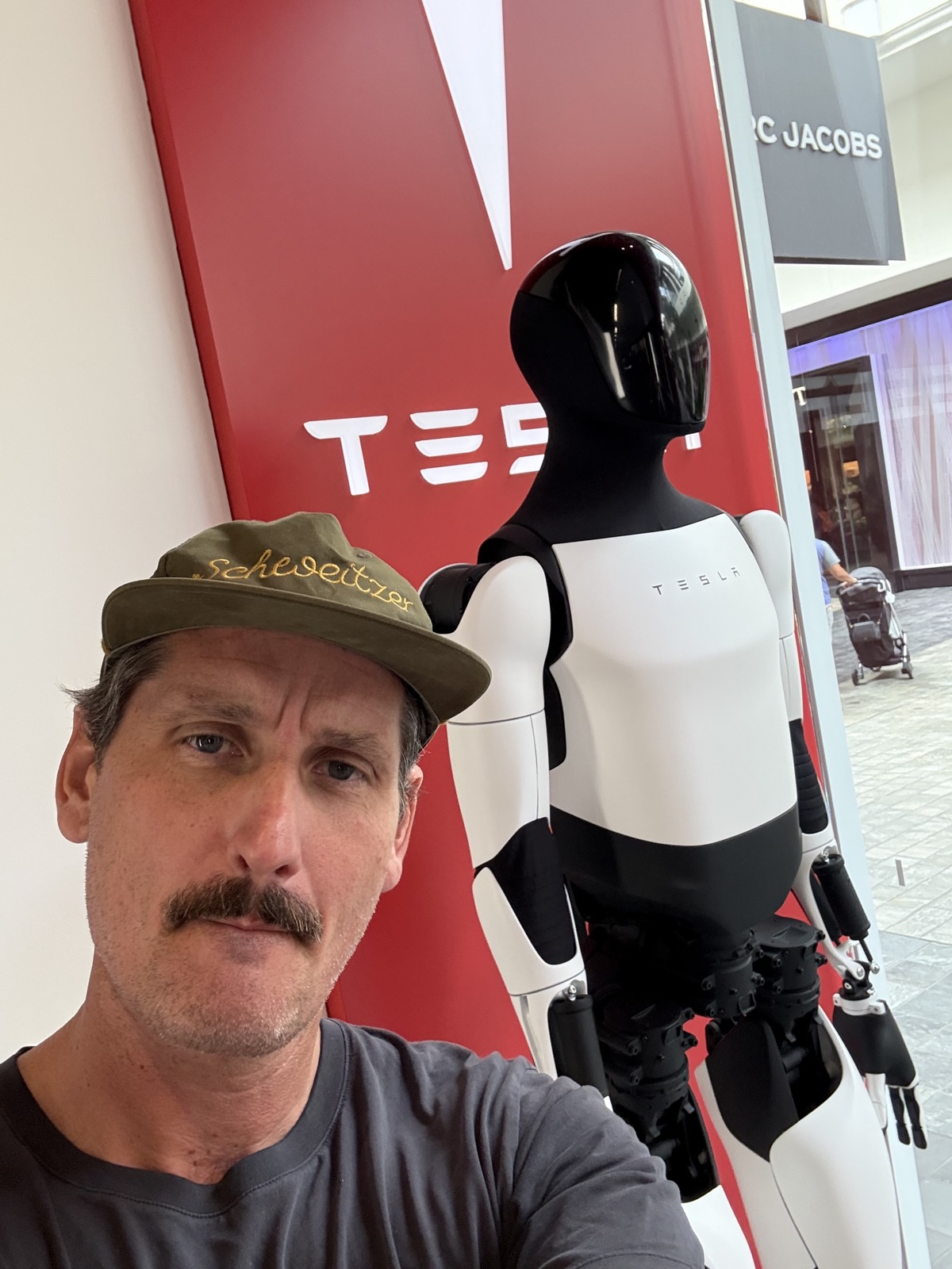 I had to go to Oahu last weekend to arrange an inter-island vehicle shipment and I ran into this guy. He was playing it pretty cool but I could tell he knew I was a player on the robot scene